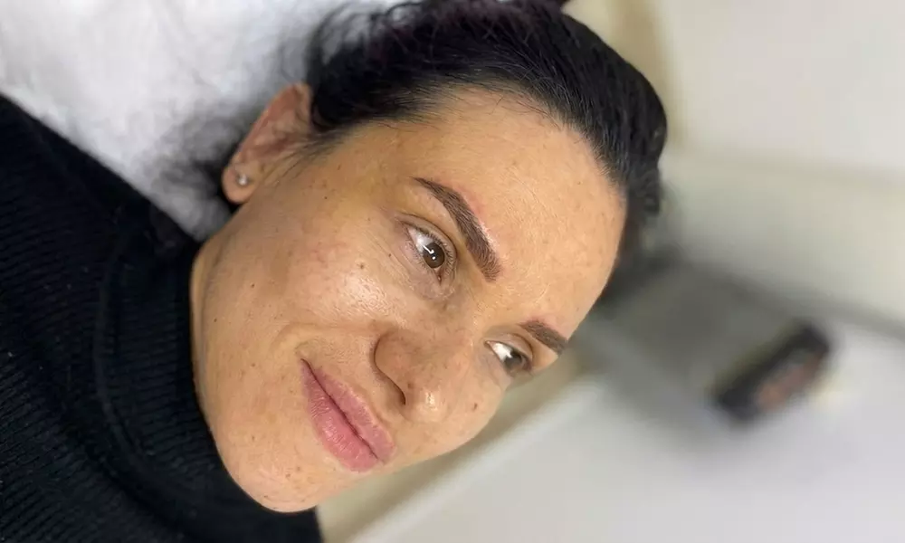 Diseño y micropigmentación de cejas con acabado natural o fusión