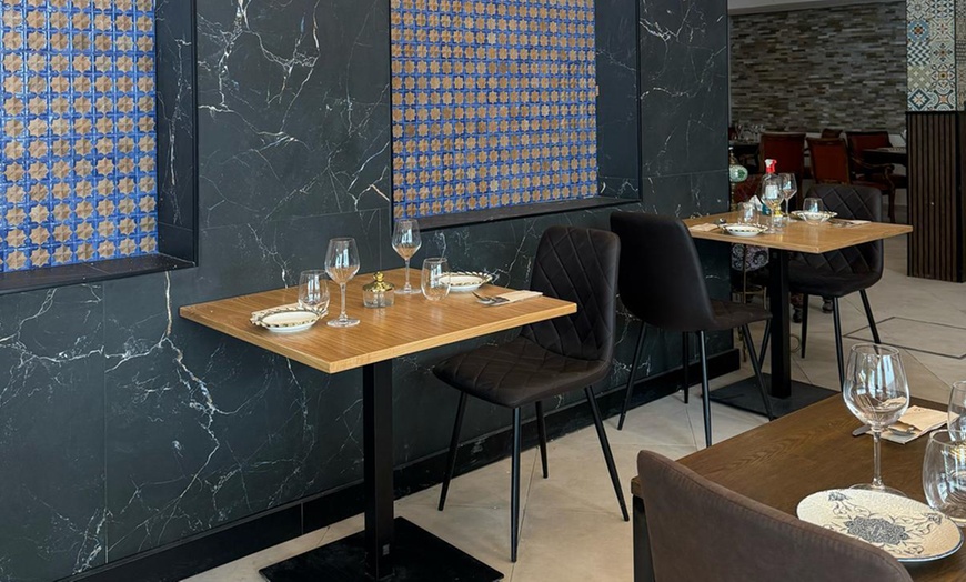 Image 21: Menú fusión con entrante, principal, postre y bebida 