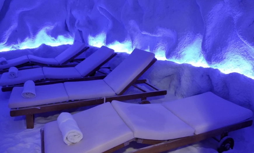 Image 7: 1 o 3 sesiones de haloterapia en cueva de sal para niños o adultos