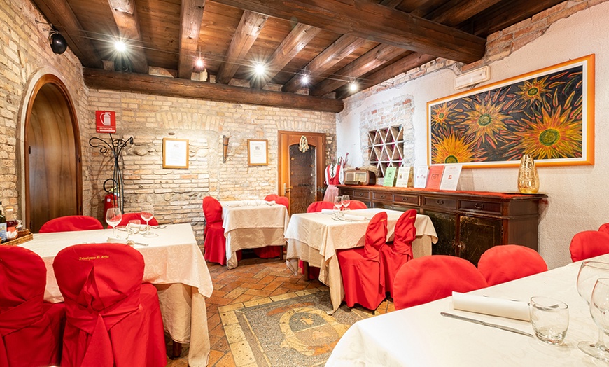 Image 15: Udine: camera matrimoniale con calice di benvenuto e sconto ristorante