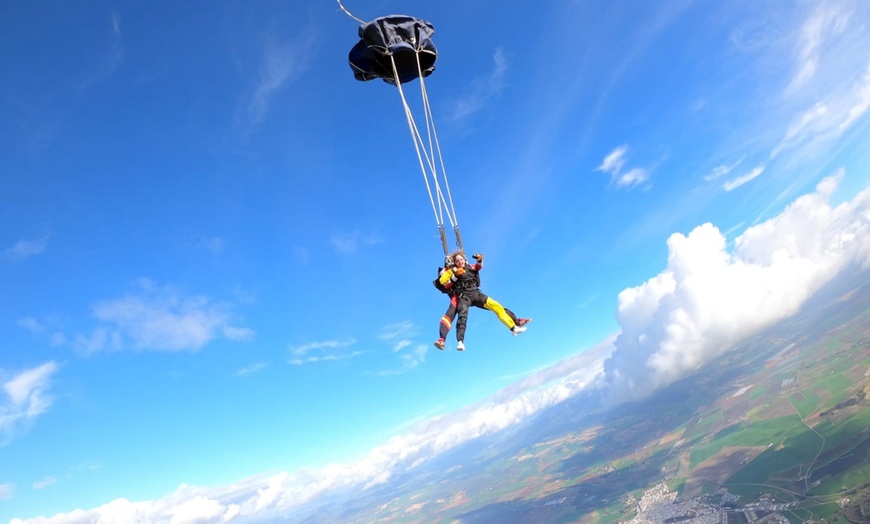 Image 9: ¡A volar! Salto tándem en paracaídas desde 4500 metros para 1 persona