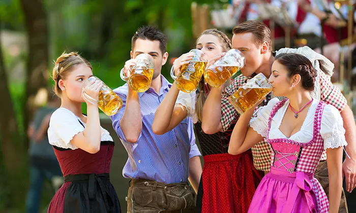 Oktoberfest Monaco: viaggio bus a/r di 1 giorno o bus con 1 notte in hotel con colazione per 1 persona - Primary Image