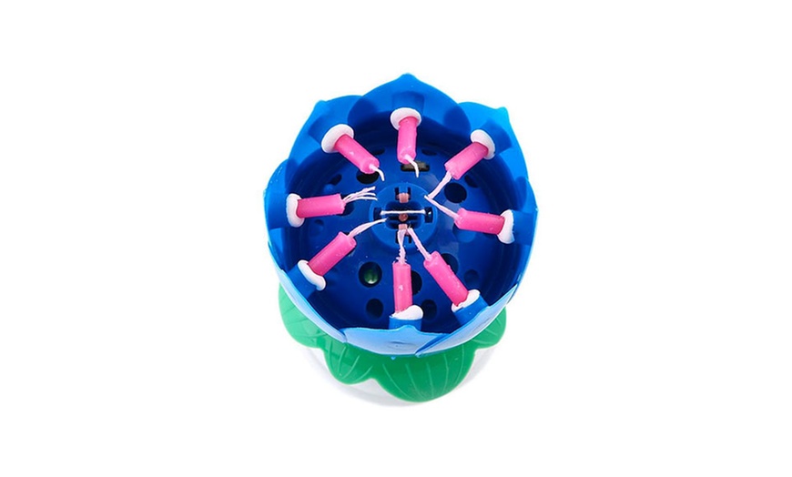 Image 7: Flower-Shaped Rotating Musical Birthday Candle