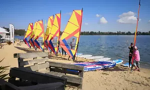 Spaß und Nervenkitzel beim Windsurf-Schnupperkurs für bis zu 3 Personen bei Tim's Beach (bis zu 22% sparen)