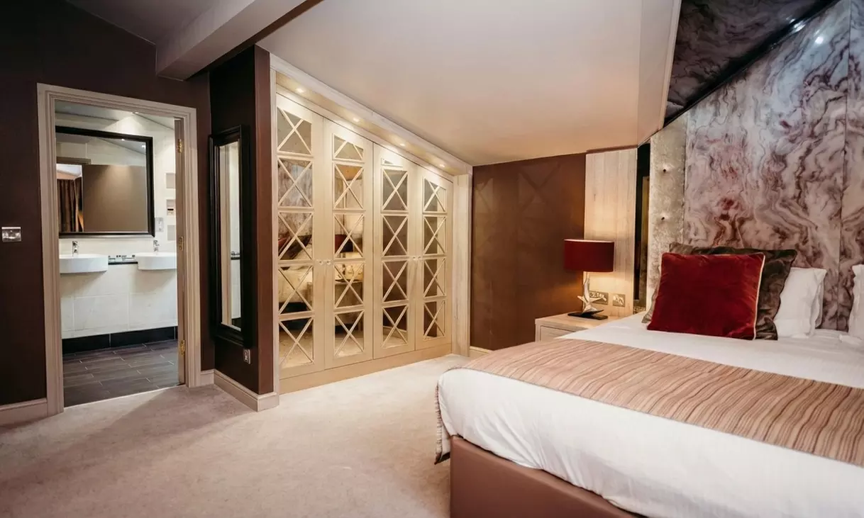 Greater Manchester: 2 Nights with Breakfast, Dinner and Bottle of Wine