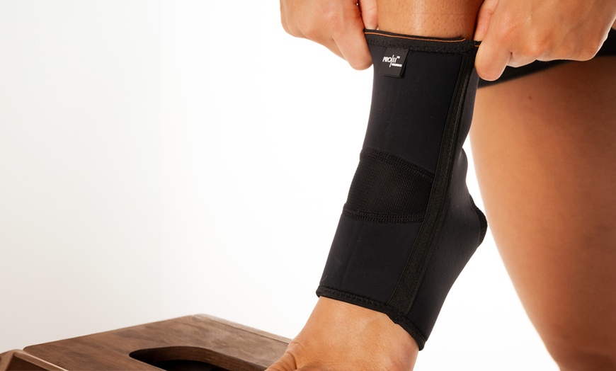 Image 9: Pro 11 Wellbeing Gel Bunion Sleeve