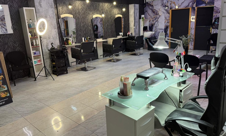 Image 5: Manicura y/o pedicura con esmaltado normal o semipermanente