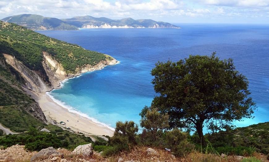 Image 1: ✈ Isola di Cefalonia: volo diretto più 7 notti in hotel 