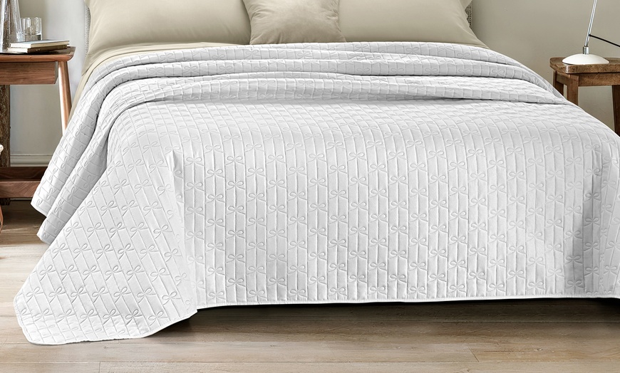 Image 3: Colcha ligera de primavera-verano para cama doble con diseño con lazos