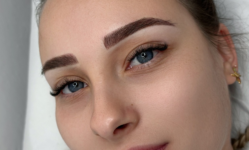 Image 16: Luce un eyeliner semipermanente con microblading o micropigmentación