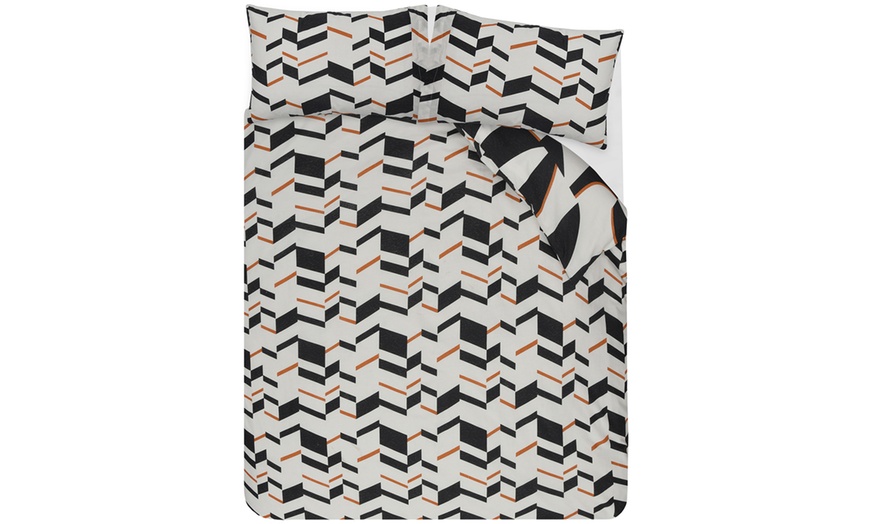 Image 7: Geometric Design Reversible Duvet Set