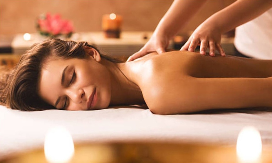 Image 2: Masaje relajante de 45 o 60 minutos para 1 persona