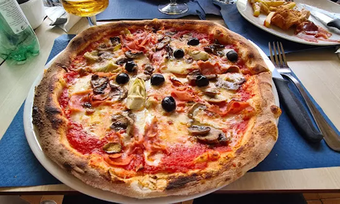 Menú italiano con pasta o pizza para 2 o 4 personas en Napolitan