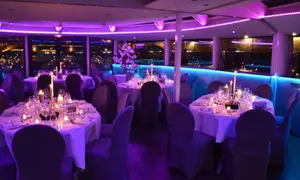 Dîner croisière pour 2 pers. option musique live et chambre double, en semaine ou week-end avec VIP Paris Yacht Hôtel