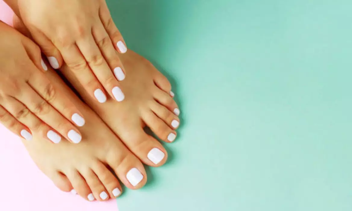 Manicura, pedicura o ambas a elegir entre clásica o prémium para 1