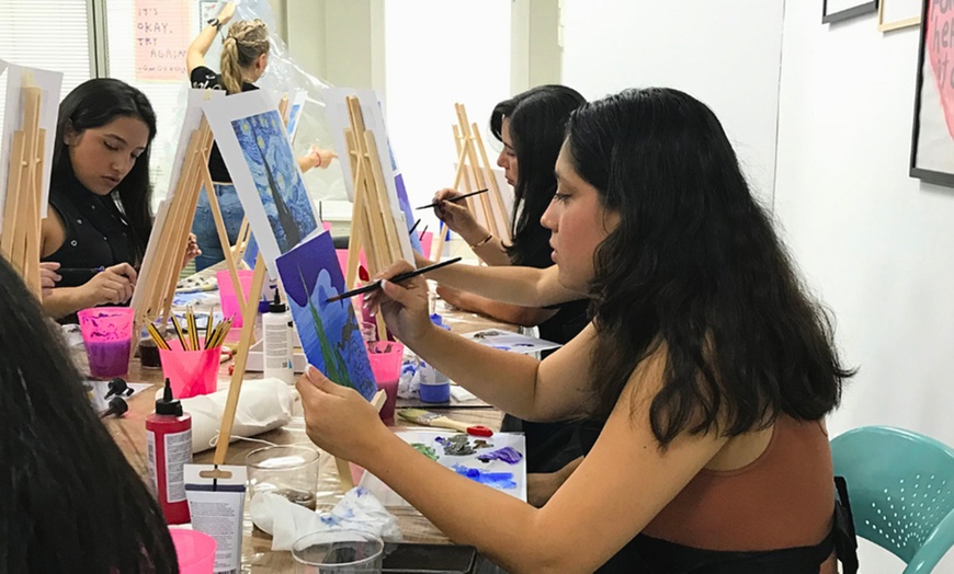 Image 5: Taller de pintura con vino y chuches ilimitadas para 1 o 2 personas
