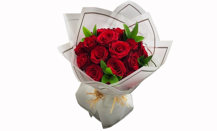 Image 2: 12, 20, 30, 25, or 100 Roses – Handheld Bouquet; In a Choice of Color