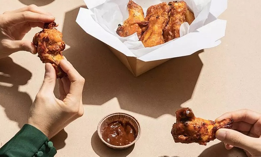 Image 8: Menú americano de alitas de pollo con acompañamientos y bebidas para 2