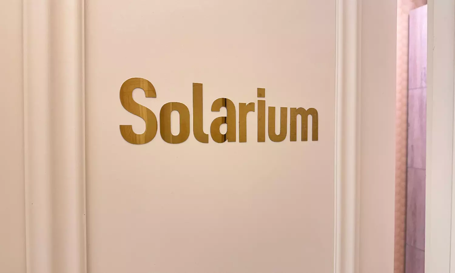 Get the perfect tan at an upscale solarium near Burj Khalifa!