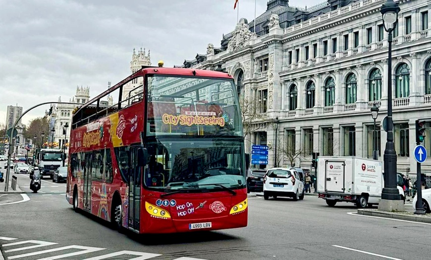 Image 1: Recorre Madrid a tu ritmo: tour en autobús y a pie incluido