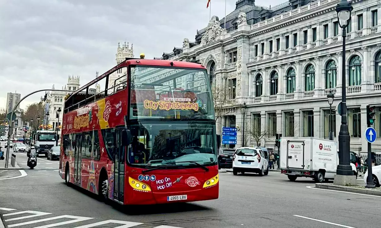 Recorre Madrid a tu ritmo: tour en autobús y a pie incluido