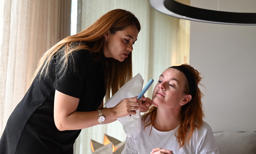 Image 1: Aprende a maquillarte con este completo curso para 2, 3 o 4 personas