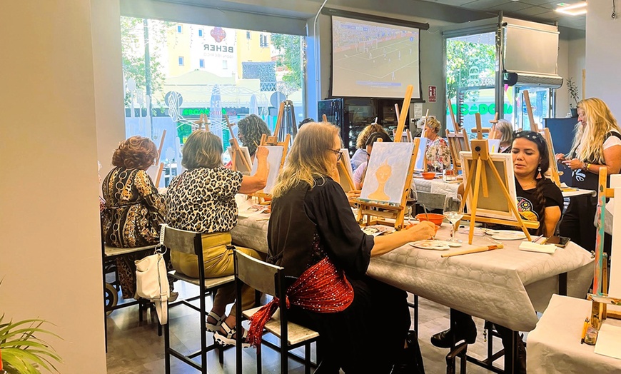 Image 2: Arte y vino, el combo perfecto: taller creativo de pintura con vino