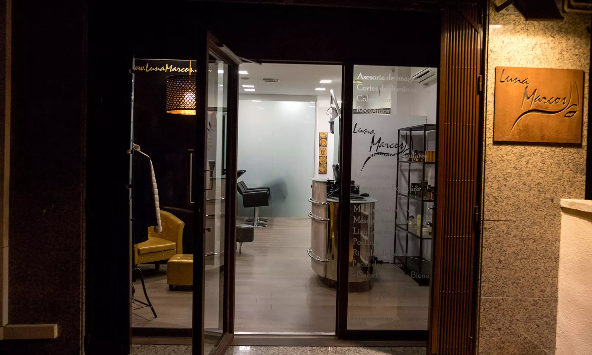 Peluquería con lavado, corte, tinte y/o mechas sunshine y tratamiento