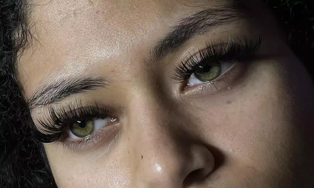 Blend Styles with Hybrid, Whispy, or Volume Set Eyelash Extensions
