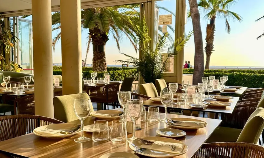 Cata de 4 vinos con tabla de quesos frente al mar para 2 o 4 personas