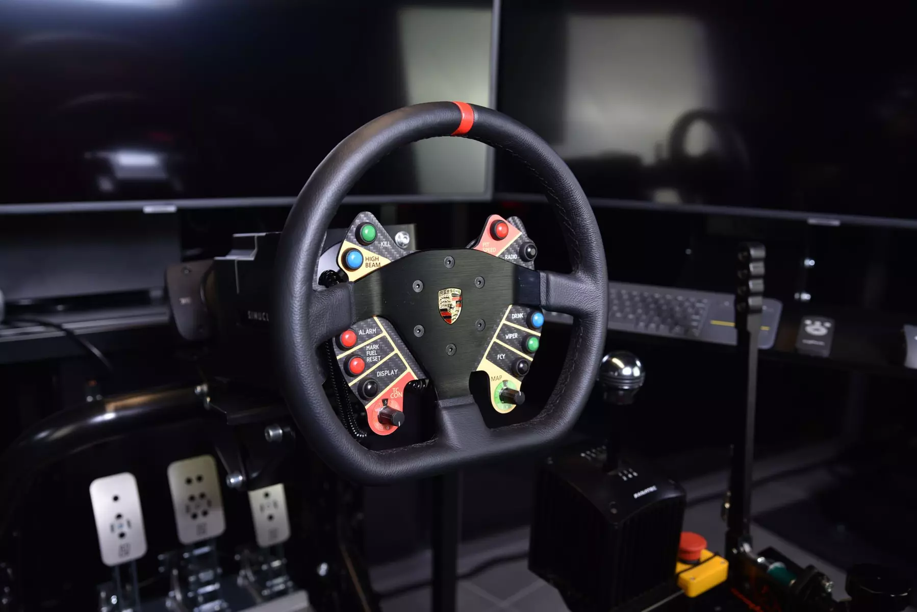 Jazda na symulatorach wyścigowych F1, GT lub 5 DOF w Sim Center