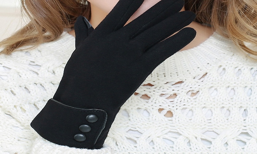 Image 8: Womens Touchscreen Gloves with Button Details