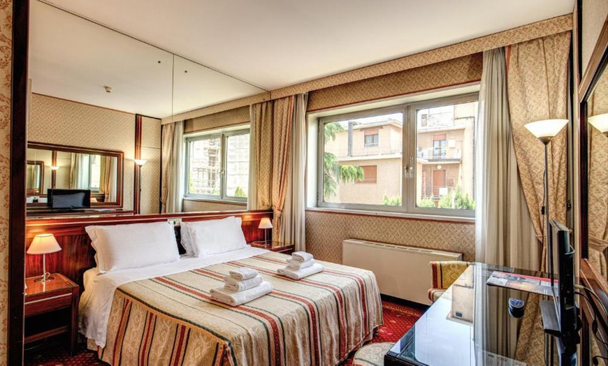 Image 3: Venezia 4*: Standard or Superior Double Room with Breakfast