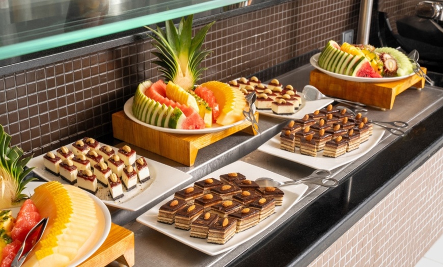 Image 5: Breakfast Buffet w/ Tea, Coffee & Chilled Juice + Pool Access & More