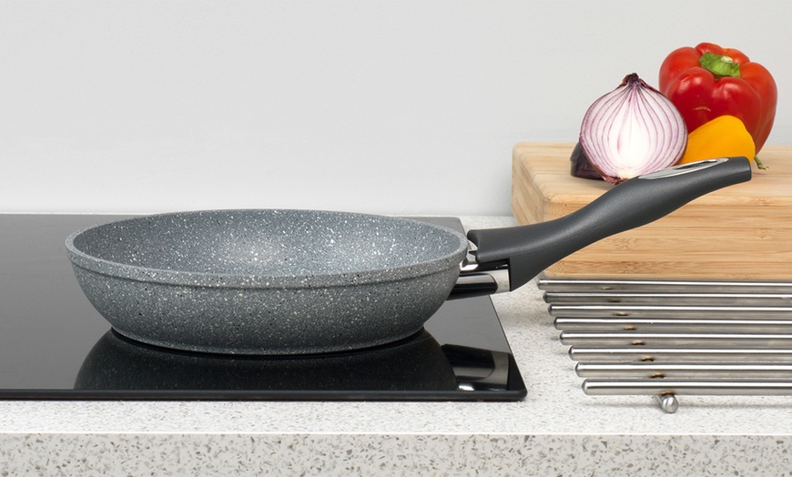 Image 6: Salter Marble Collection Forged Aluminium Non-Stick Frying Pan