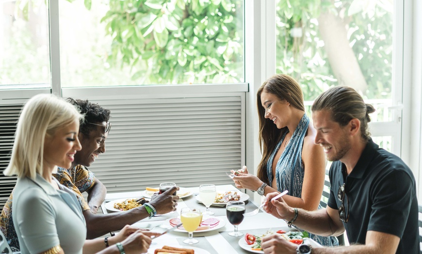 Image 13: Acceso a resort con fiesta, DJ, gogós, pool party y consumiciones