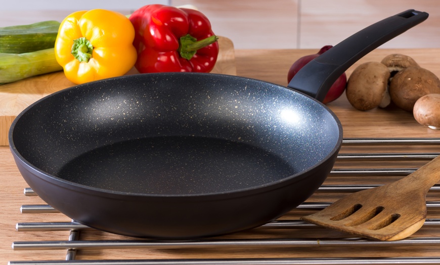 Image 3: Salter Three-Piece Marble Gold Non-Stick Fry Pan Set