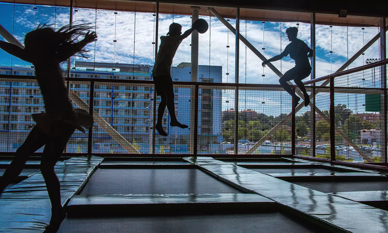Saltos en camas elásticas y piscina de bolas para hasta 4 personas