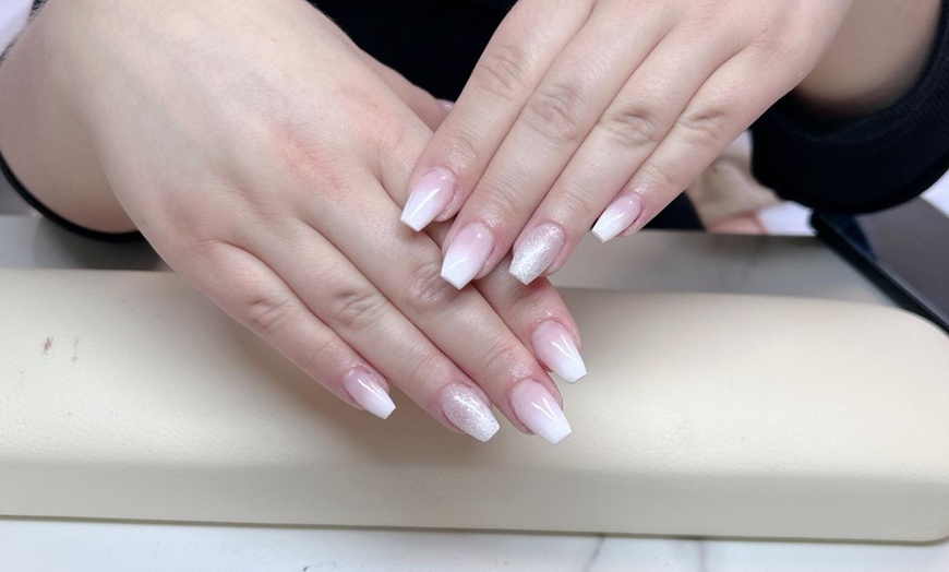 Image 9: Maniküre, optional mit Shellack oder Neumodellage für 1 Person