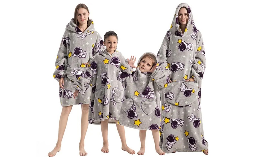 Image 4: Oversized Hoodie Wearable Comfortable Blankets