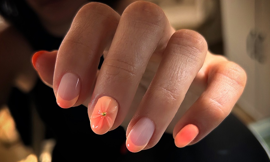 Image 2: Manicura, pedicura o uñas acrílicas con esmaltado monocolor a elegir