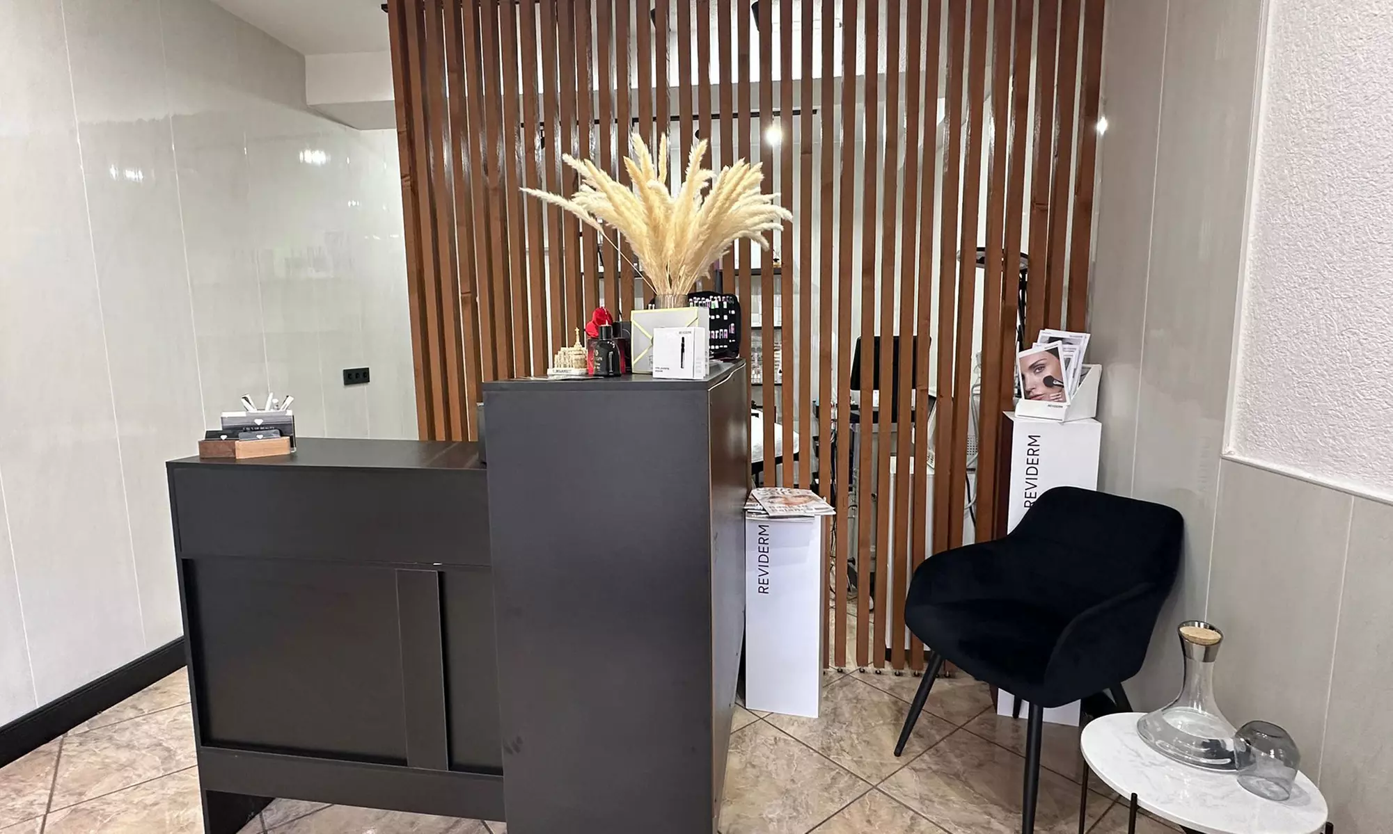 60 Min. Aqua-Facial-Gesichtsbehandlung und/oder 60. Min. Radiofrequenz-Microneedling - 1 Person (bis 57% sparen) - Second Medium