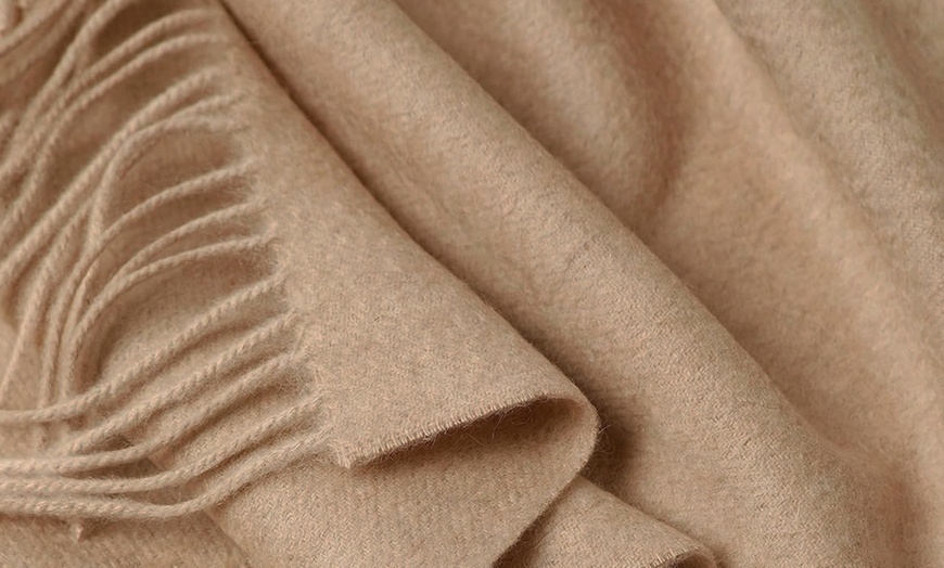 Image 8: Bufanda de lana con flecos