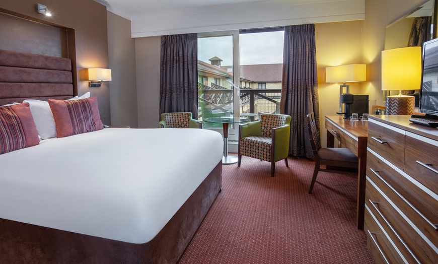 Image 3: QHotels Hampshire: Double/Twin Room w/ Breakfast and Dinner Credit