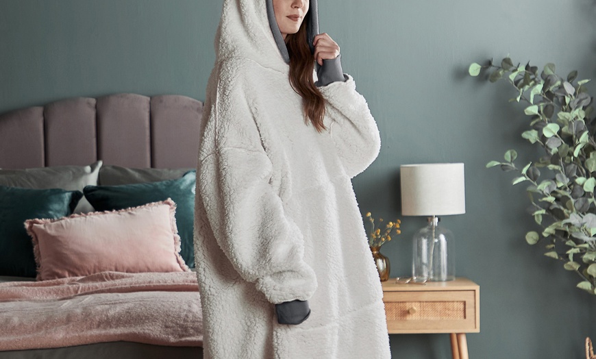 Image 6: Silentnight Snugsie Oversized Reversible Hoodie
