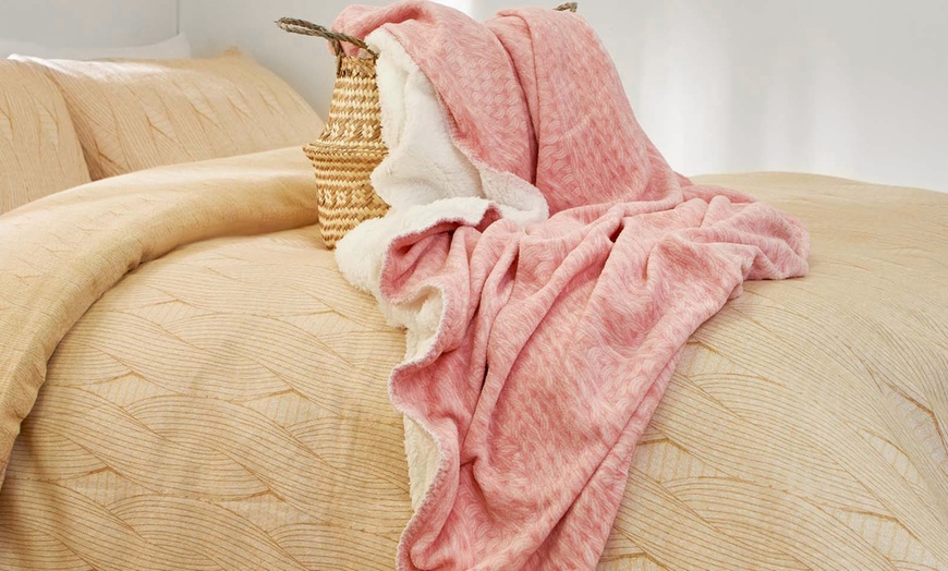 Image 8: Chunky Knit Reversible Sherpa Throw