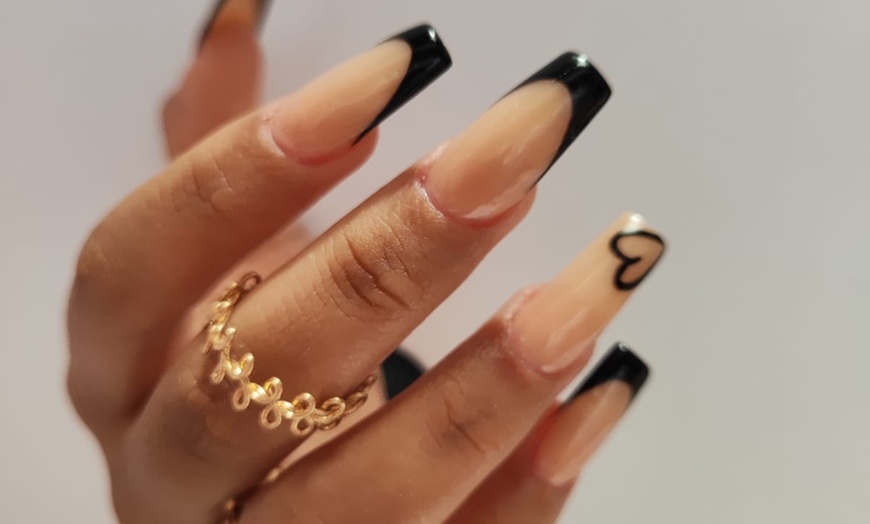 Image 3: 1 o 3 sesiones de manicura con diseño en una uña, pedicura o ambas 