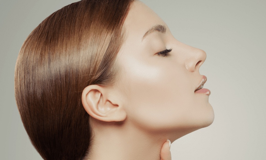 Image 2: Peeling facial biorrevitalizante con opción a papada y cuello