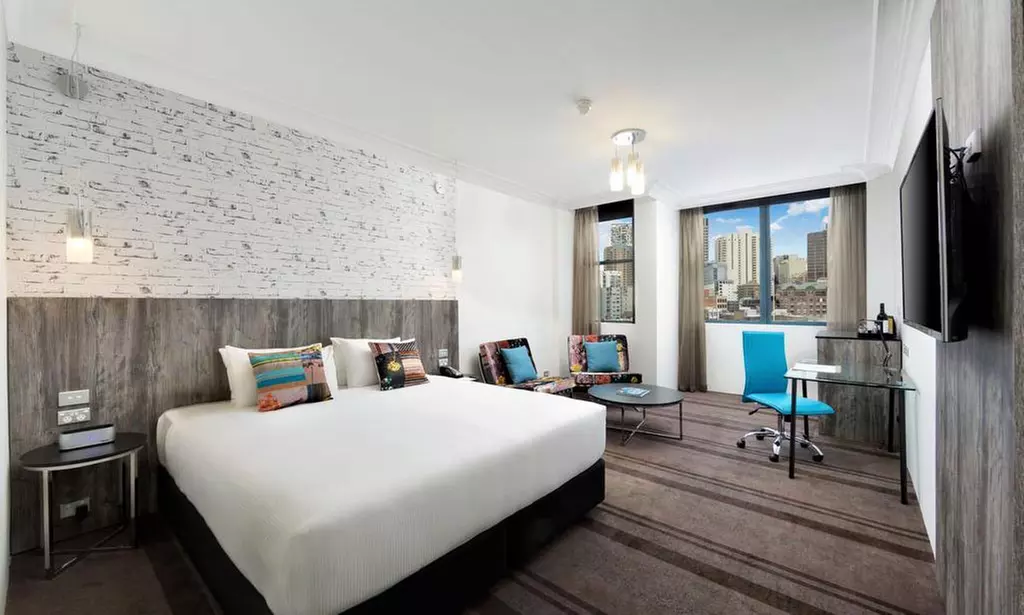 Sydney: Executive King Room for Two with Welcome Drinks & Parking