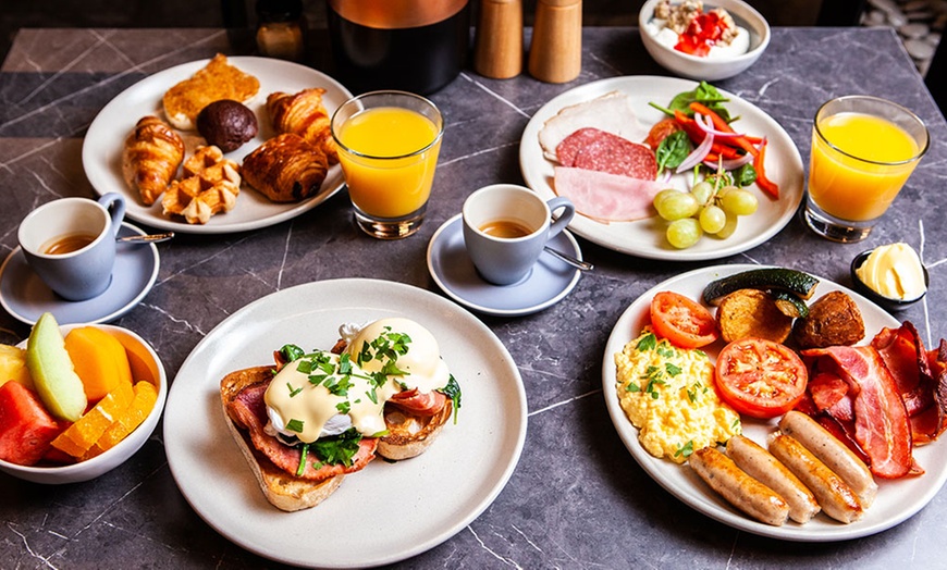 Image 3: Buffet Breakfast with Drinks